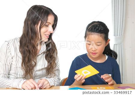 Children's English conversation class (studying words with alphabet cards) Children's English conversation class (studying words with alphabet cards) 33469917