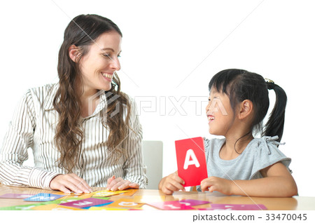 Children's English conversation class (studying words with alphabet cards) 33470045