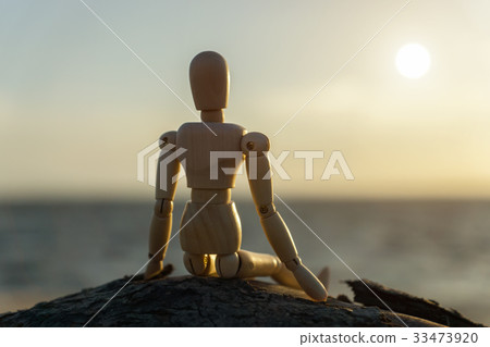 Silhouettes of wooden models feel lonely at sunset 33473920