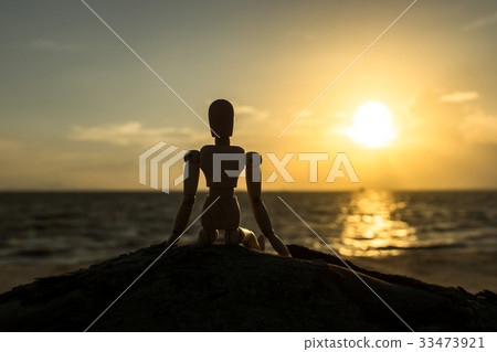 Silhouettes of wooden models feel lonely at sunset Silhouettes of wooden models feel lonely at sunset 33473921