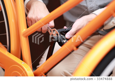 Bicycle (assembled tool repair adjustment maintenance disassembly inspection wrench wrench orange orange body parts faceless) Bicycle (assembled tool repair adjustment maintenance disassembly inspection wrench wrench orange orange body parts faceless) 33474888