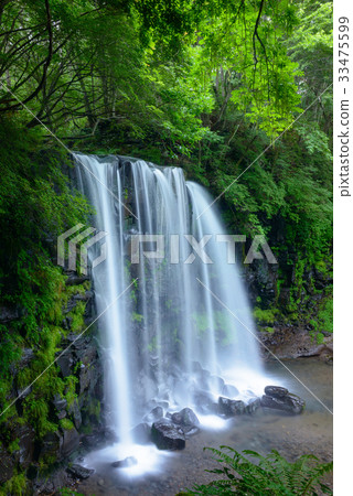 Japanese waterfall 33475599