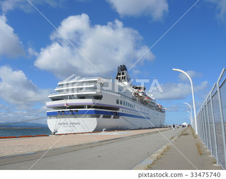 A luxury cruise ship 33475740