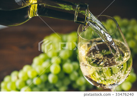 Beautiful White wine in glass with a bunch grapes 33476240