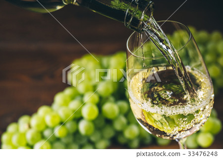 Beautiful White wine in glass with a bunch grapes 33476248