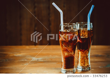 Beautiful cold drink of Cola with ice cubes  33476253