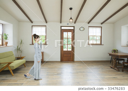 A woman drinking coffee 33476283