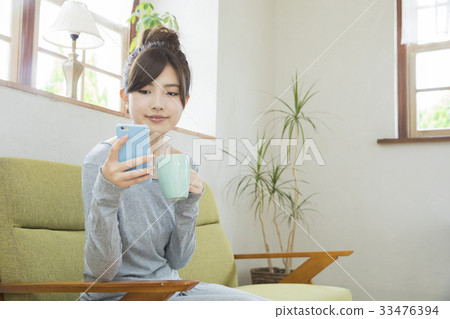 A woman watching a smartphone 33476394