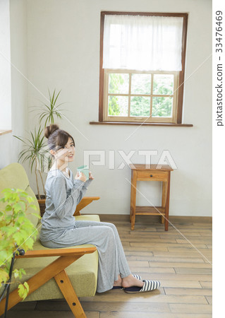 A woman drinking coffee 33476469