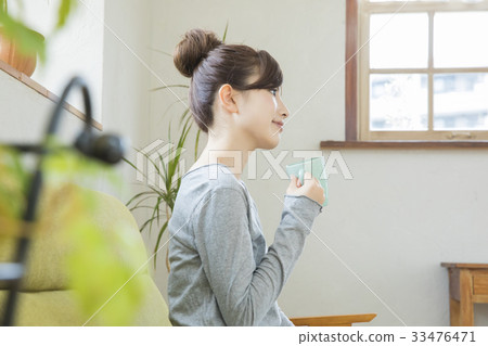 A woman drinking coffee 33476471