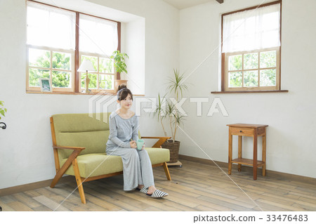 A woman drinking coffee 33476483