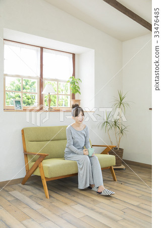 A woman drinking coffee 33476485