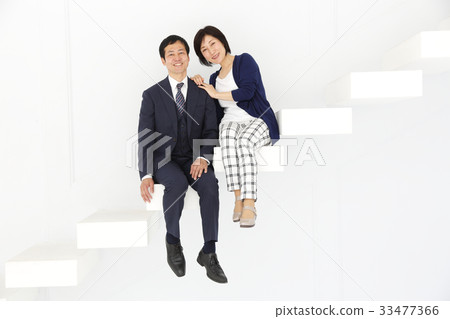 中間的一對 33477366