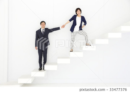 Middle couple Middle couple 33477376