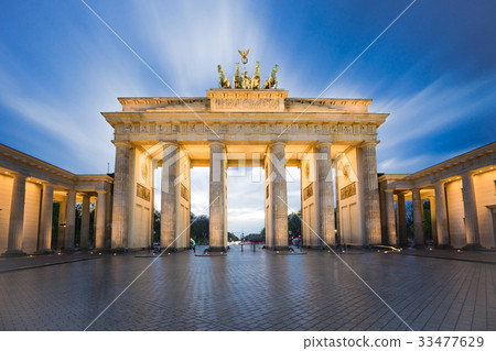 Brandenburger Tor in Berlin, Germany at night 33477629