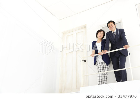 中間的一對 33477976