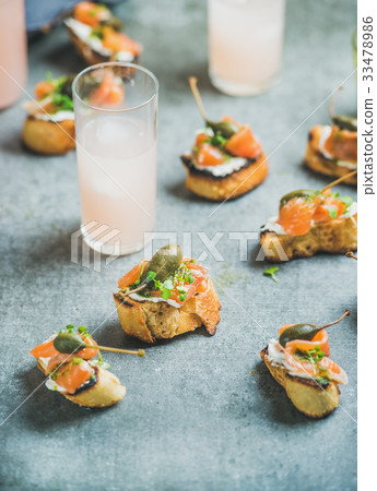 Crostini with smoked salmon and pink grapefruit Crostini with smoked salmon and pink grapefruit 33478986