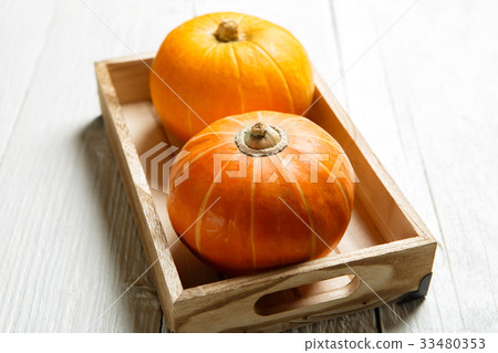 Halloween pumpkins on wooden tray 33480353