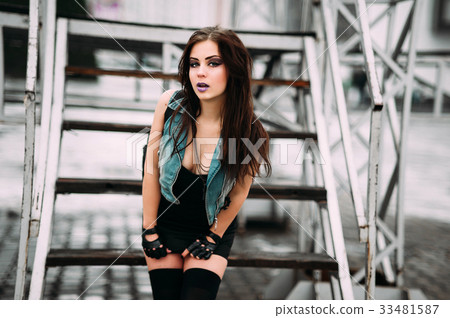 crazy glamor stylish sexy smiling young woman 33481587