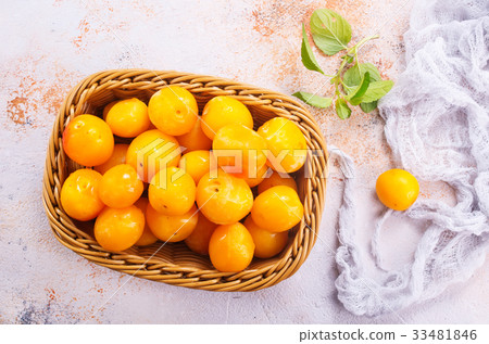 fresh plums 33481846