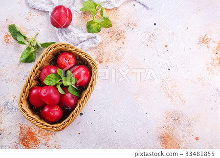 fresh plums 33481855