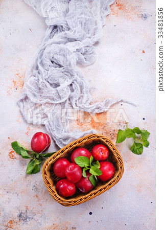 fresh plums 33481856