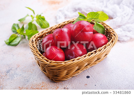 fresh plums 33481860