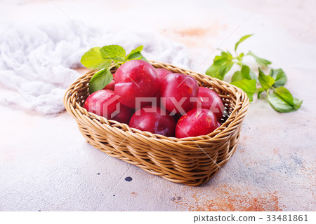 fresh plums 33481861