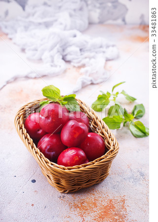 fresh plums 33481863
