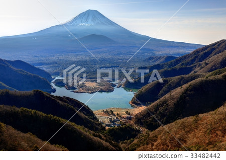 從Shojin Pass附近看富士山和Shojin湖 從Shojin Pass附近看富士山和Shojin湖 33482442