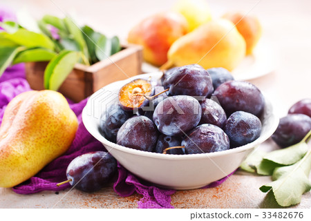 fresh plums 33482676