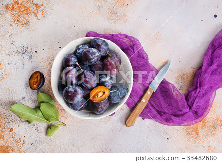 fresh plums 33482680