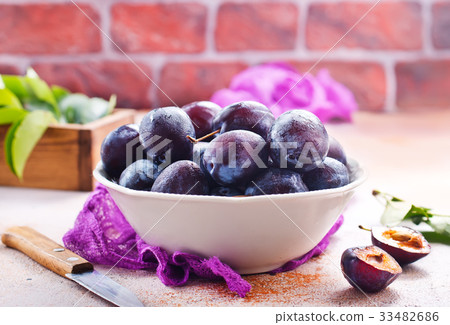 fresh plums 33482686