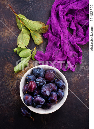 fresh plums 33482702