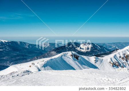 Winter mountain landscape. 33482802