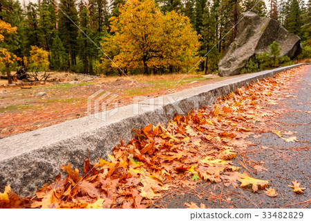 Yosemite Valley cloudy autumn morning  33482829