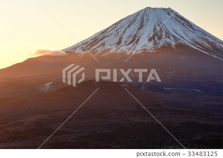 從在湖Shoji全景立場看見的黎明的富士山 33483125