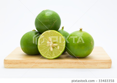 Slide fresh limes on wooden board Slide fresh limes on wooden board 33483358