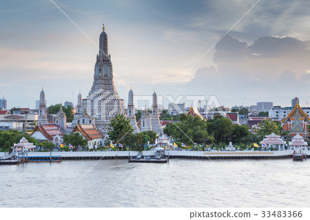 Arun Temple over Bangkok city river front Arun Temple over Bangkok city river front 33483366