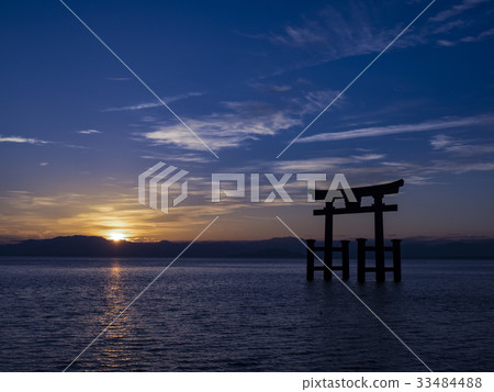 湖torii在Shirahata寺廟14092601湖 湖torii在Shirahata寺廟14092601湖 33484488