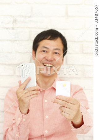 Men with cheap SIM card 33487057