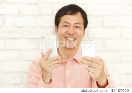Men with cheap SIM card 33487059