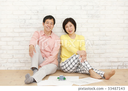 Real estate middle couple 33487143