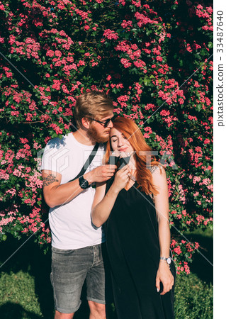 Couple in park eating ice cream cones 33487640
