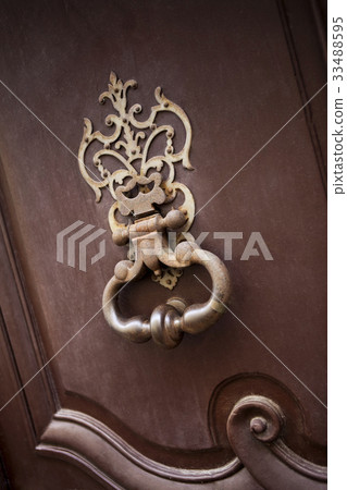 Old door knocker 33488595
