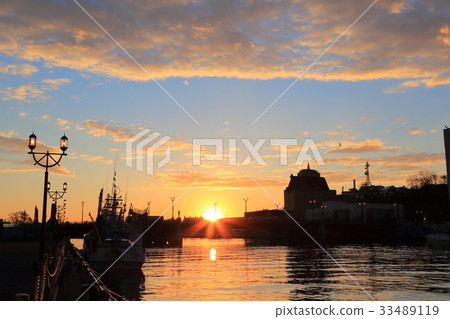 Morning bridge of morning glow and saury fishing boat at berth 33489119