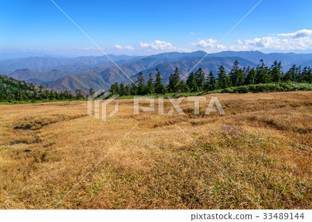 Ridge line and mountains of grass autumn leaves 33489144