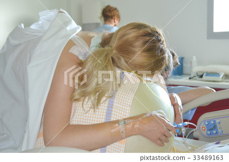 Woman during contractions on a fitness ball Parturition Woman during contractions on a fitness ball Parturition 33489163