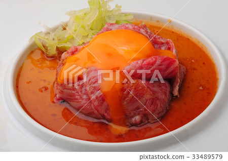 Beef simmering egg yukuke Beef simmering egg yukuke 33489579