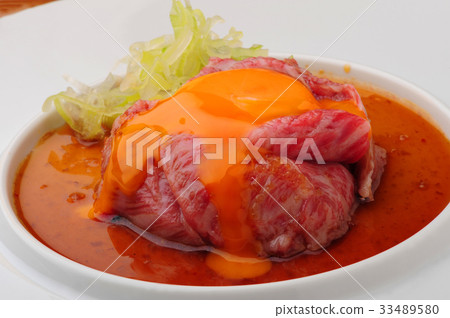 Beef simmering egg yukuke Beef simmering egg yukuke 33489580